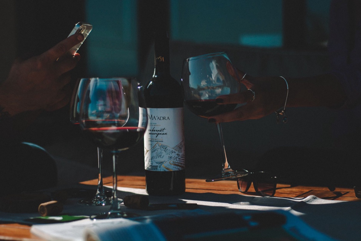 Ein Glas Rotwein mit Cabernet Sauvignon