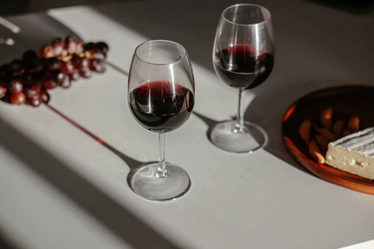 Detalle de la textura del vino tinto durante una cata