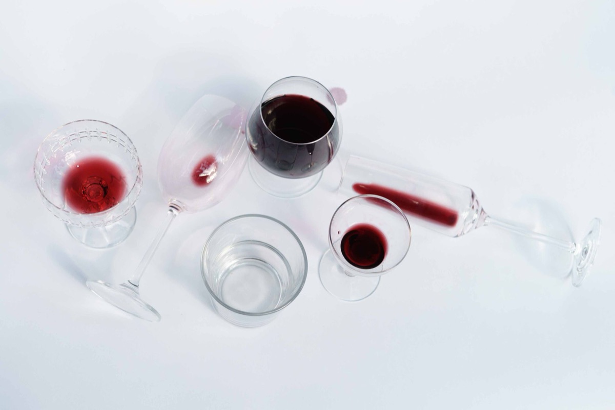 Dettaglio di un calice di vino rosso intenso