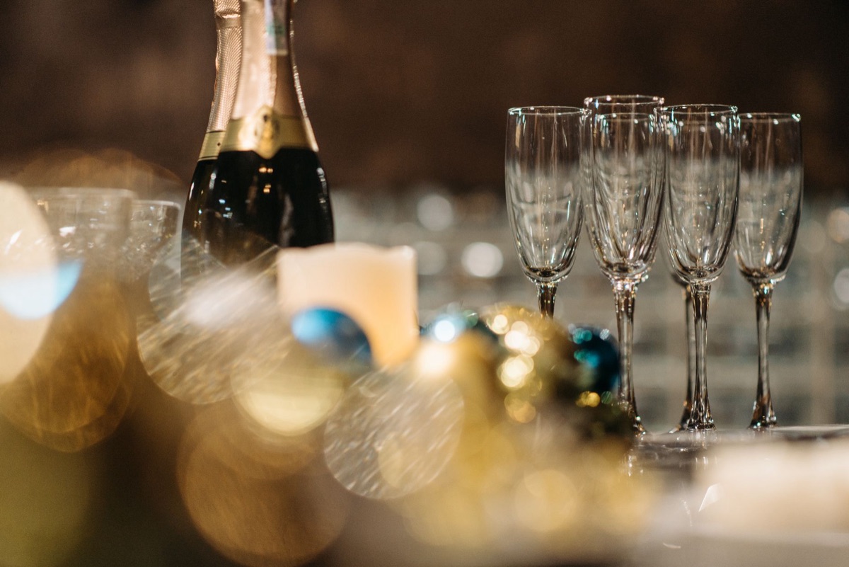 Champagner Flasche und Glas mit Schaum