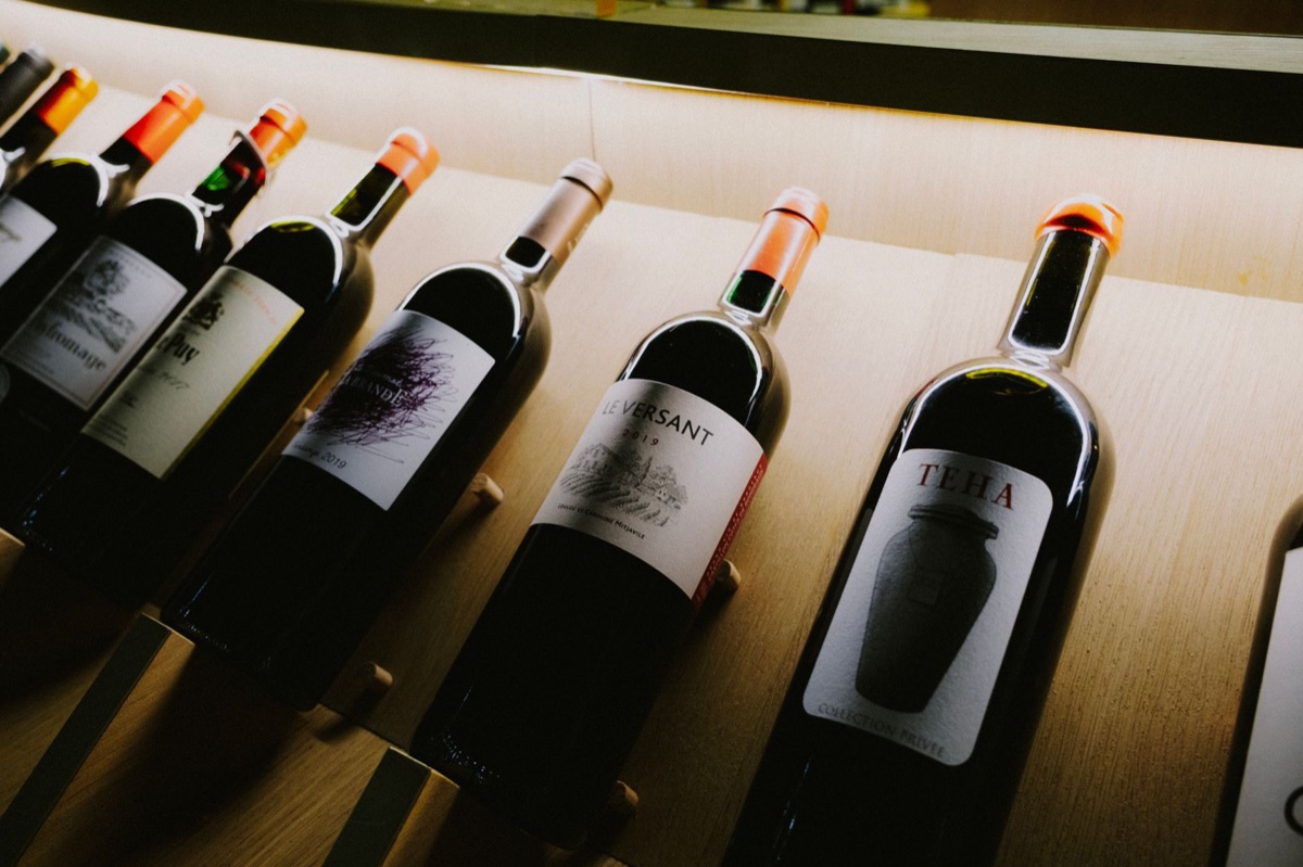 Une bouteille de vin de Bordeaux et un verre de vin rouge