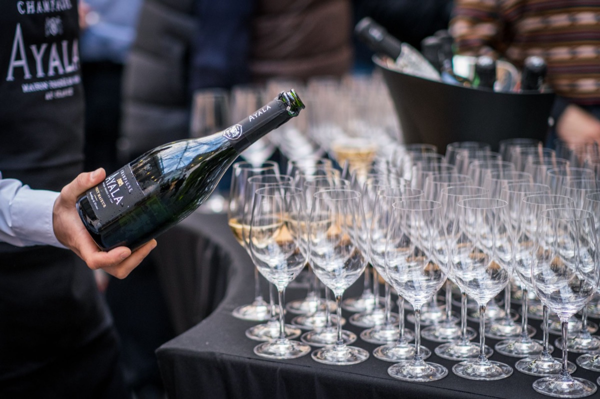 Champagne pétillant dans une flûte