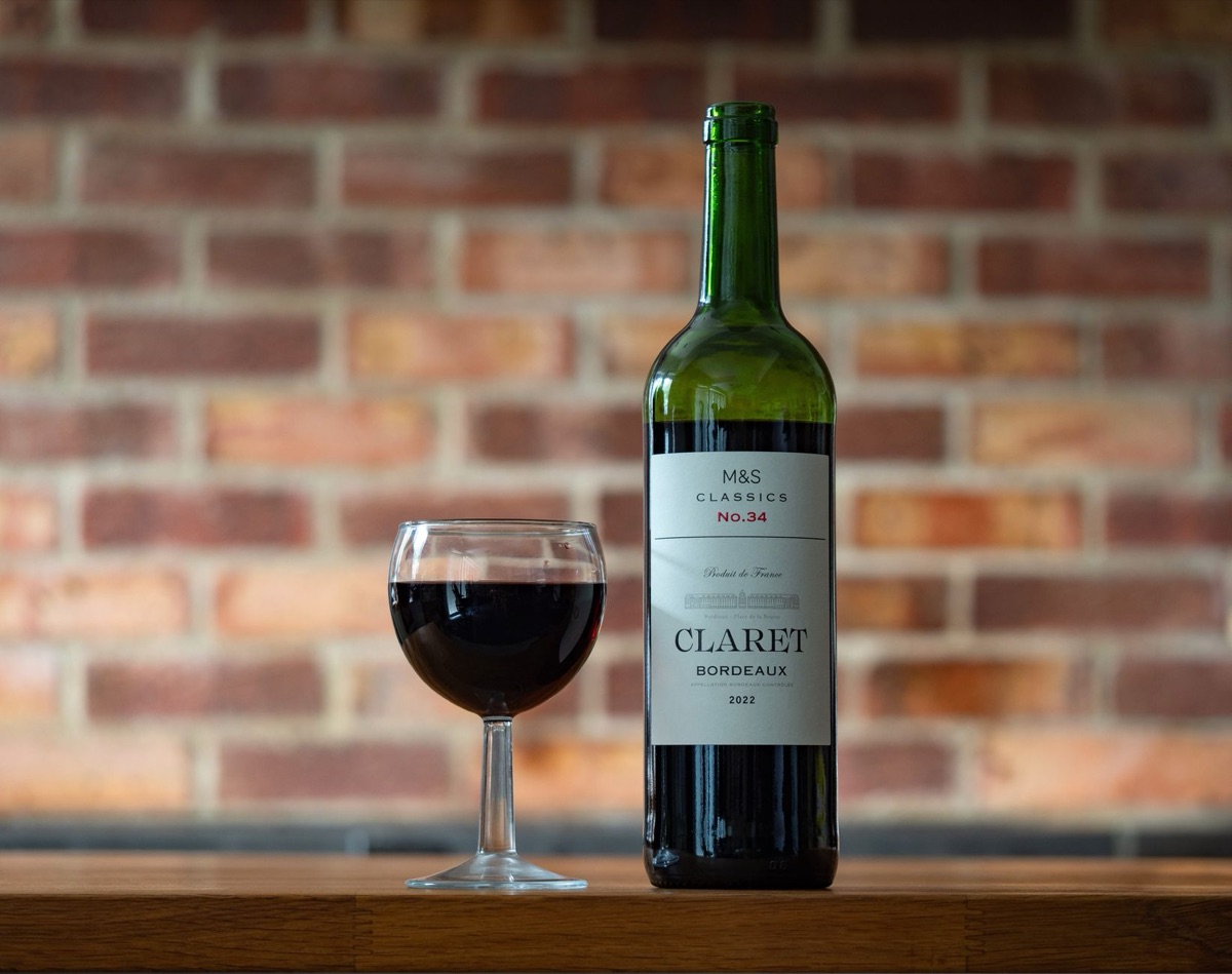 Bottiglia di vino rosso Bordeaux e calice
