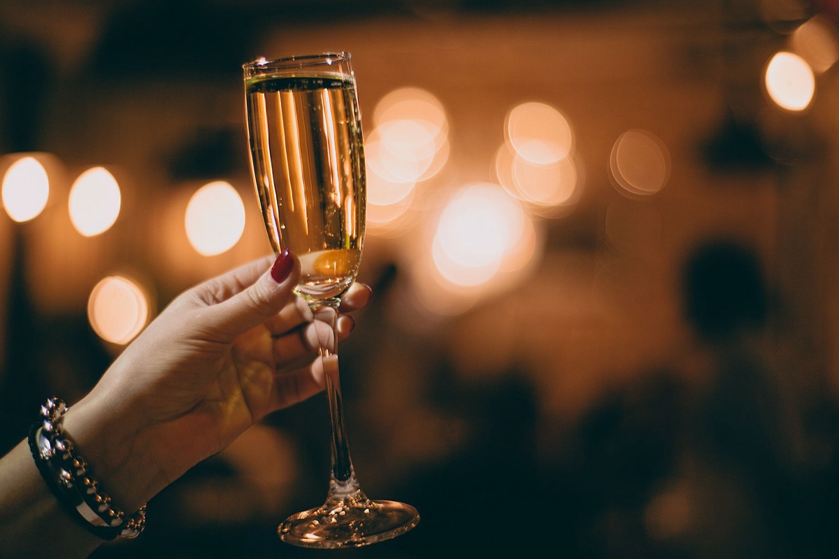 Taça de espumante Champagne sendo servida.
