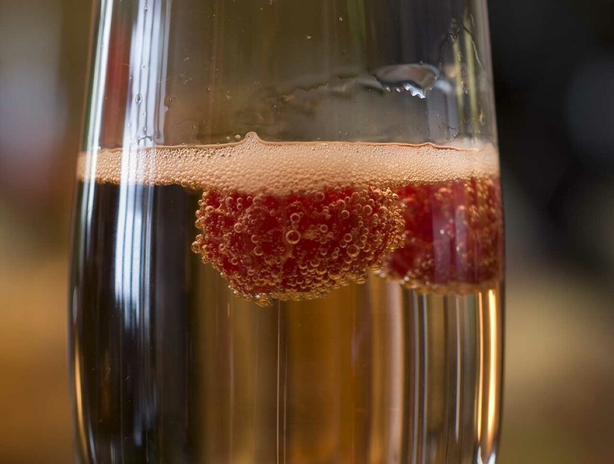 香檳酒瓶與氣泡細膩的香檳杯