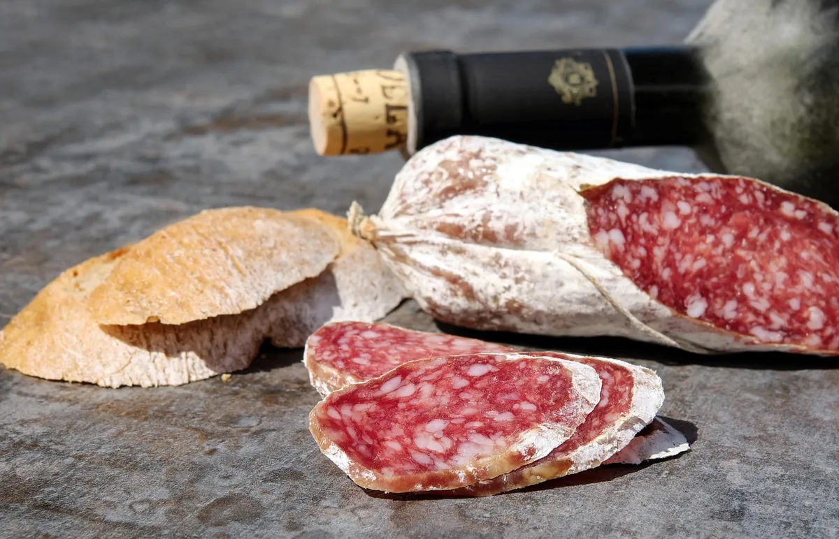 サラミ、ササミ、切り目、満足感、脂、地中海、美味しい、赤肉、煙した、辛い、美味しい、食品、栄養、食事、パンタイム、ヴェスパーズが終わる