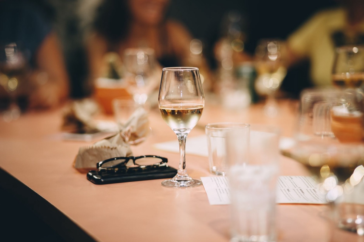 sala de degustación con mesas de madera