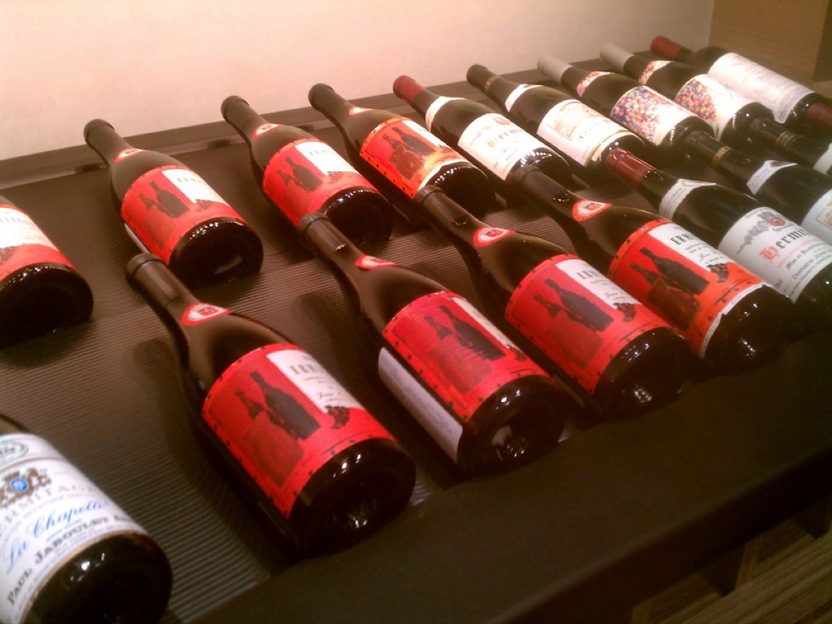 Cellier et barriques de vin