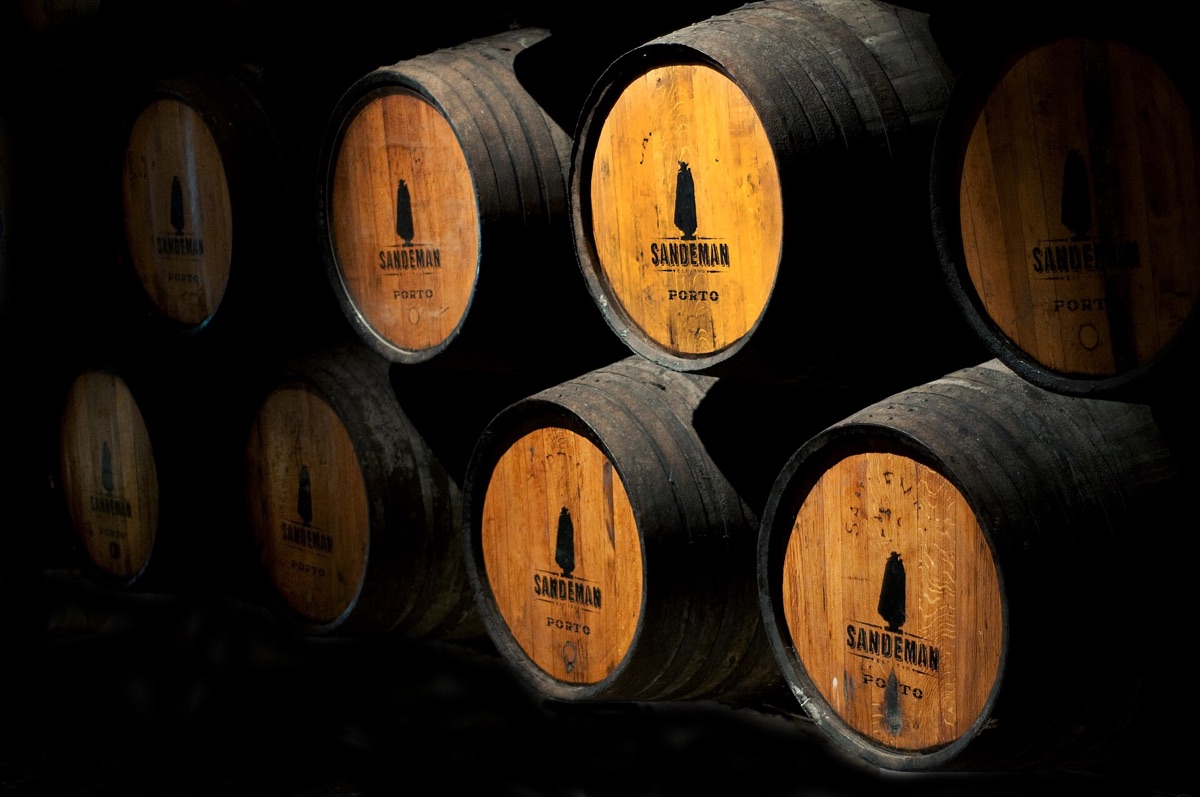 sala de vinhos com barris