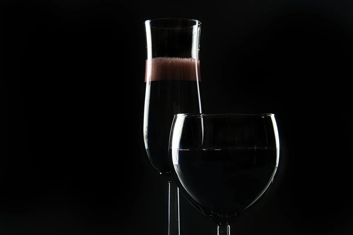 赤ワインが一杯入ったワイングラス、ドリンク、アルコール、グラス、グラスウェア、ステムウェア、黒い背景、赤ワイン、ワイングラス、明暗、暗い、シャンペーングラス、満たされた、ワイン、ワイン、ワイン、ワイン、ワイン