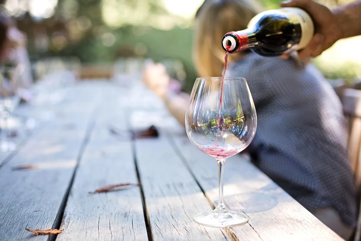 wine, glass, drink, beautiful wallpaper, tasting, wallpaper hd, laptop wallpaper, hand, pouring, windows wallpaper, dinner, hd wallpaper, wallpaper 4k, wine tou
