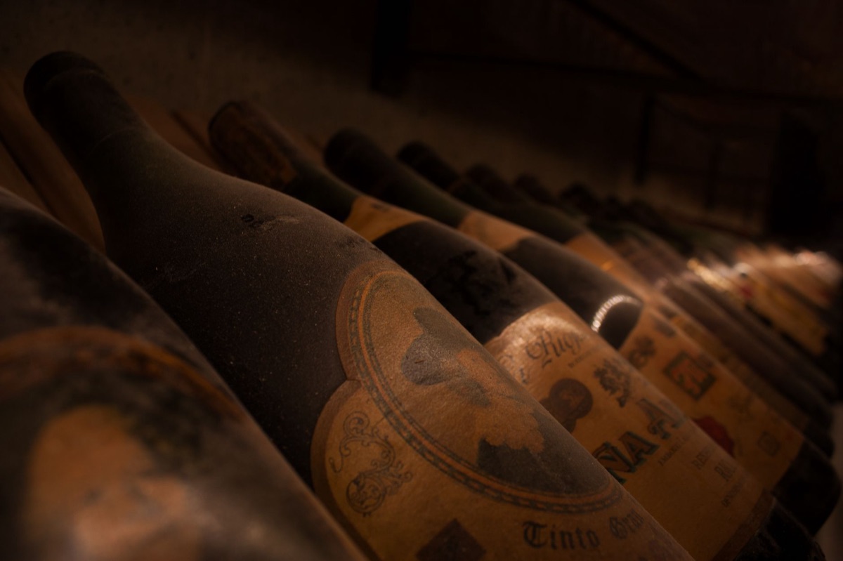Bouteille de vin minimalistique symbolisant un positionnement premium.