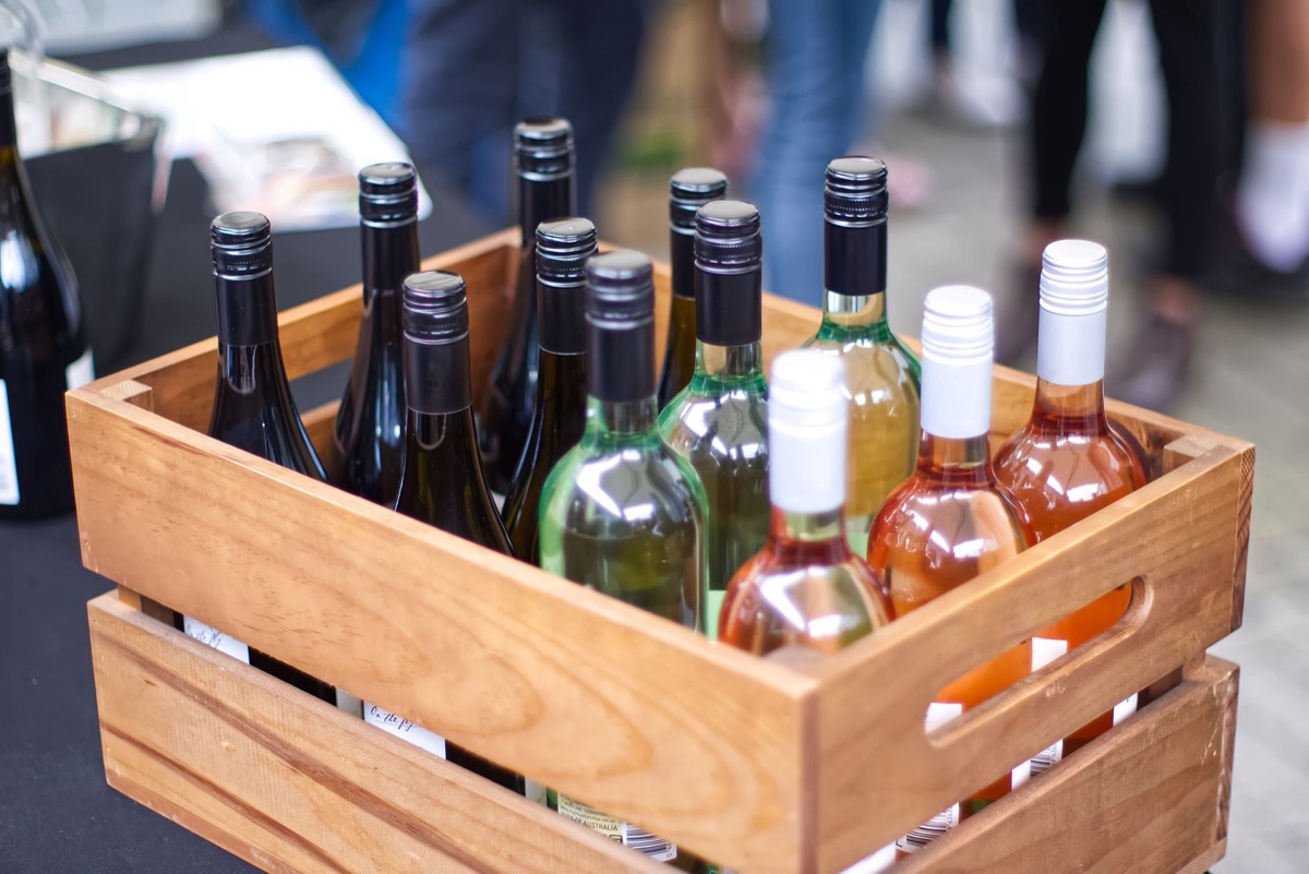 Garrafa de vinho com embalagem elegante e vibrante