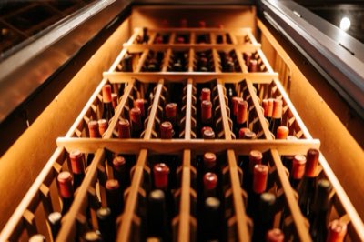 Wine storage guide: Maintain 12-13 °C temperature stability