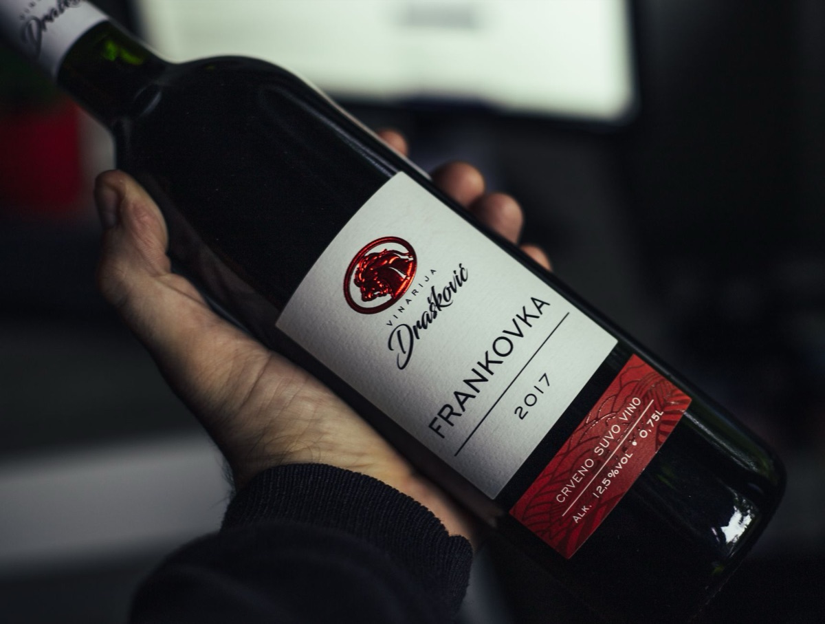 Etichetta di vino con dettagli sfumati