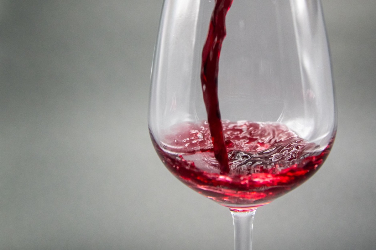 Vino rosso con colore strano e lucidità anomala