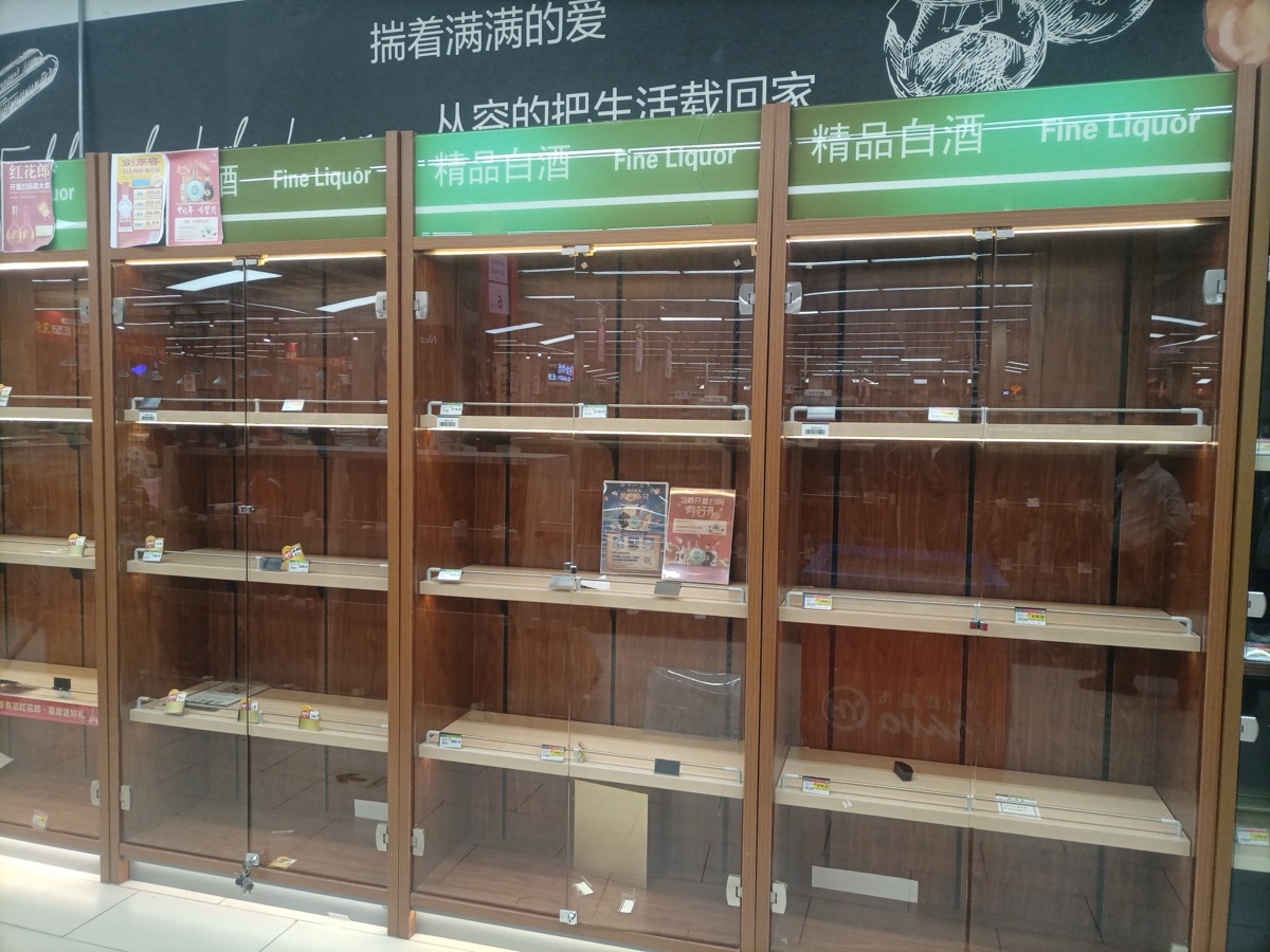 整理酒櫃後，筆記本記錄開瓶日期與感官心得