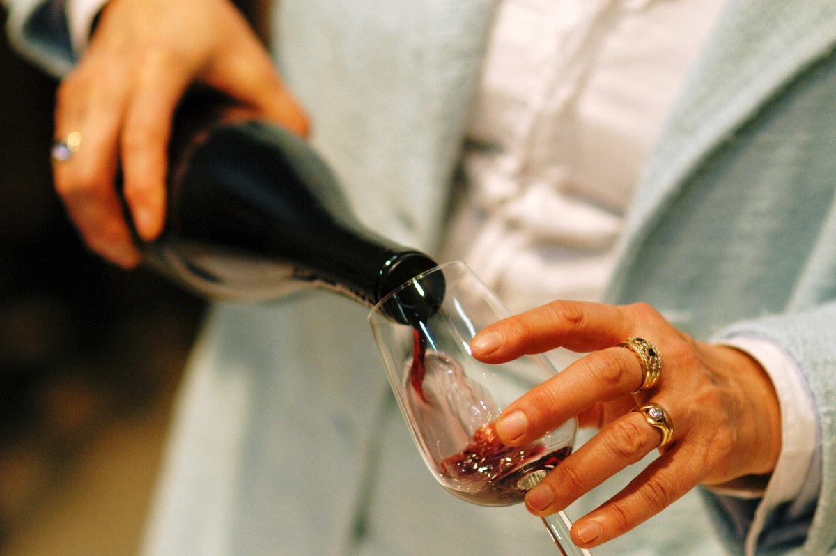 Vino rosso in calice con riflessi dorati